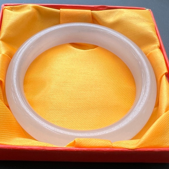 2/22–46 Vintage Boxed Solid White Jade Cuff Bracelet - Picture 3 of 5